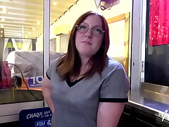 Lily fait une premi&egrave;re exp&eacute;rience avec une tr&egrave;s grosse bite