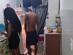 Marido acorda com fogo no pau e pega sua esposa na cozinha e levanta ela no colo e fode ela toda at&eacute; encher sua buceta de gozar