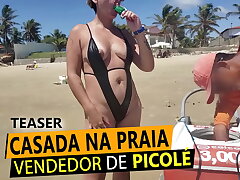 Loira Casada de fio dental na praia, pagando peitinho para vendedor de Picol&eacute; em RN