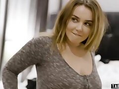 LOAN4K. Employ&eacute; de banque eager de voir les &eacute;normes fake seins de son customer