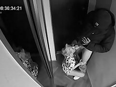 Wife sucked the postman while hubby in the next door