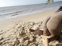 Elvieslutty flashing her bare booty at the beach