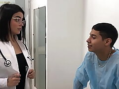 doctora sexy se folla a su paciente con polla gigante - booties grandes