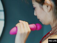 Watch this insane Chinese beauty gulp her own hot golden pee