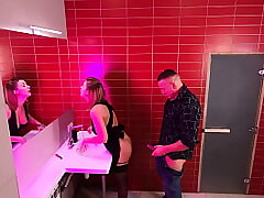 CAM IN THE PUBLIC TOILETTE IN THE NIGHT CLUB : FUCKING STRANGERS
