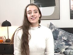 Yogalehrerin Medea aus Leipzig kommt mit Riesen-Dildo zum Höhepunkt