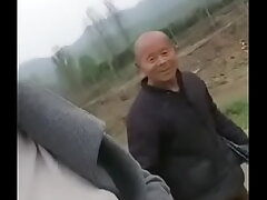 The kinky baby seduce the old man to find pleasure in the wild