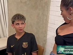 Mama Studio em:Trepei com minha madrasta safada para que ela não conte ao meu padastro que me pegou assistindo pornô na hora do jantar