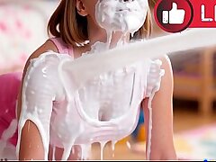 GRAVEI a BABA NINFETINHA NOVINHA tomando BANHO DE PORRA enquanto patroa saiu (AI-generated)