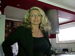DEUTSCHE MILF MIT MEGA TITTEN wird vom Nachbarn gefickt