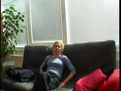 Blondie Milf und der kleine Fake penis