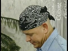 Teenage auf der Bed is zum Orgasmus gefickt
