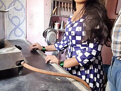 Gav ki ladaki ko kitchen  me lekar  choda  gavar ladake ne hindi clear voice