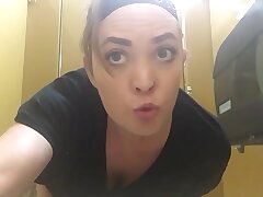 Queen teases arsehole with bud ass-plug