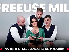 Big Milk cans Blondie Cougar Step-mother Sarah Vandella Family Threesome With Big Ass Teenie Daughter-in-law And Her Boyfriend