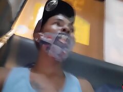 Tentando chupar no &ocirc;nibus - Ela Baez