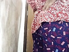 Aapni bhabhi ko choosa aur bathroom m tel lagaya molten Indian bhabhi