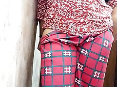Freshly married babhi ko nangi nahate hue dekha