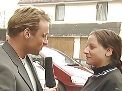 Black-haired 24 jahre mit dicken titten sitzt im audition und will schwanz