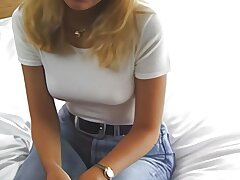 fremder mann filmt blondine beim fingern ihrer vag