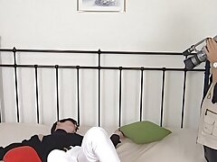 junge black-haired lesbe wird vom kamermann bekehrt