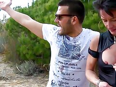Am Strand die Geile Cougar gefickt bis die Spanner und wegschickten
