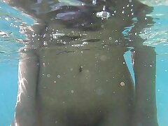 Sissi plays with her vagina underwater in Sharm el Sheikh - DOLLSCULT