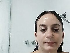 Spanish Bootylicious Chick Recording Herself Bathing & Chatting