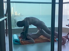 Sur un balcon &agrave; Carthagene, une jeune &eacute;tudiante se fait remplir sonny jolie petit cul !