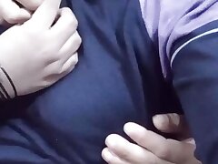 New Desi Scorching Aunty ka boobs kasa han sab comments ma batwo , homemade Aunty sex vid