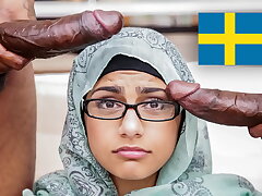 MIA KHALIFA - Minute pojkv&auml;n l&aring;ter mig inte ha en trekant, s&aring; jag hade orgy med tv&aring; svarta m&auml;n