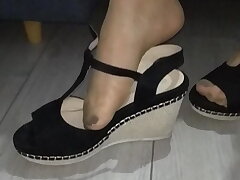 A beautiful Grind woman demonstrates her sexy feet
