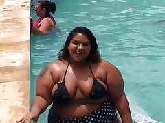 GORDA IMENSA E DELICIOSA SAINDO DA PISCINA Plus-size
