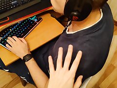 A computer game turned out to be more interesting than a nude girl