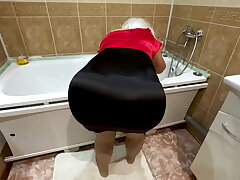 the stepmom leaned down specifically so that the stepson dreamed to fuck her in the booty