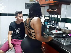 Mi madrastra se pone cachonda en la cocina. Qu&eacute; rico co&ntilde;o tiene