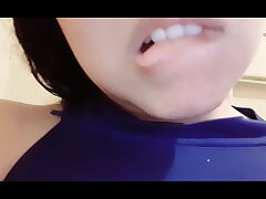 Me masturbo en un ba&ntilde;o publico por d&iacute;a de la mujer estoy ardiendo necesito una buena polla