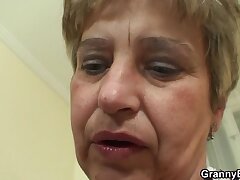 He fucks her old beaver on the sofa