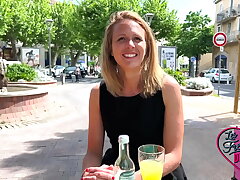 Julie, cougar timide, se d&eacute;vergonde devant la cam&eacute;ra